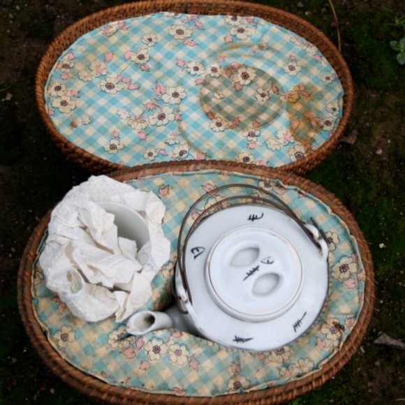 Vintage Chinese Tea Set in Basket Pot and Cups - Picture 3 of 6